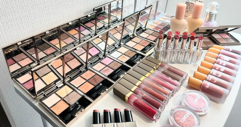 韓国コスメなど流行りのメイクアイテムがずらりと並ぶ